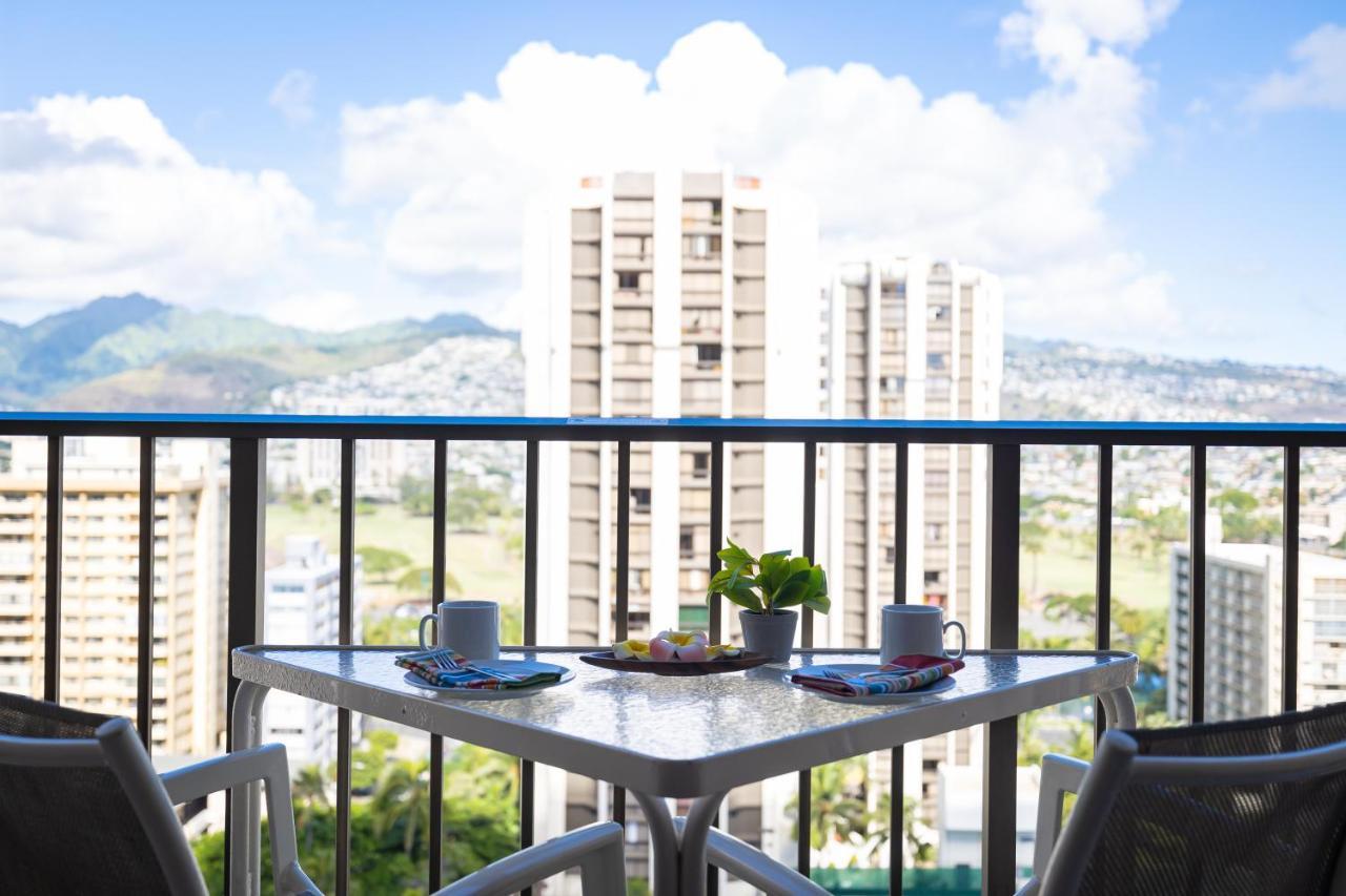 Appartamento Beautiful Mountain View In Waikiki Sunset With Parking Honolulu Esterno foto
