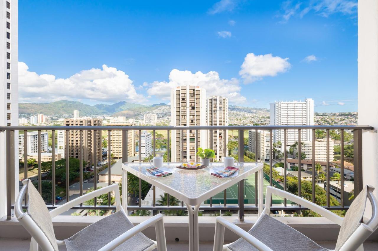 Appartamento Beautiful Mountain View In Waikiki Sunset With Parking Honolulu Esterno foto